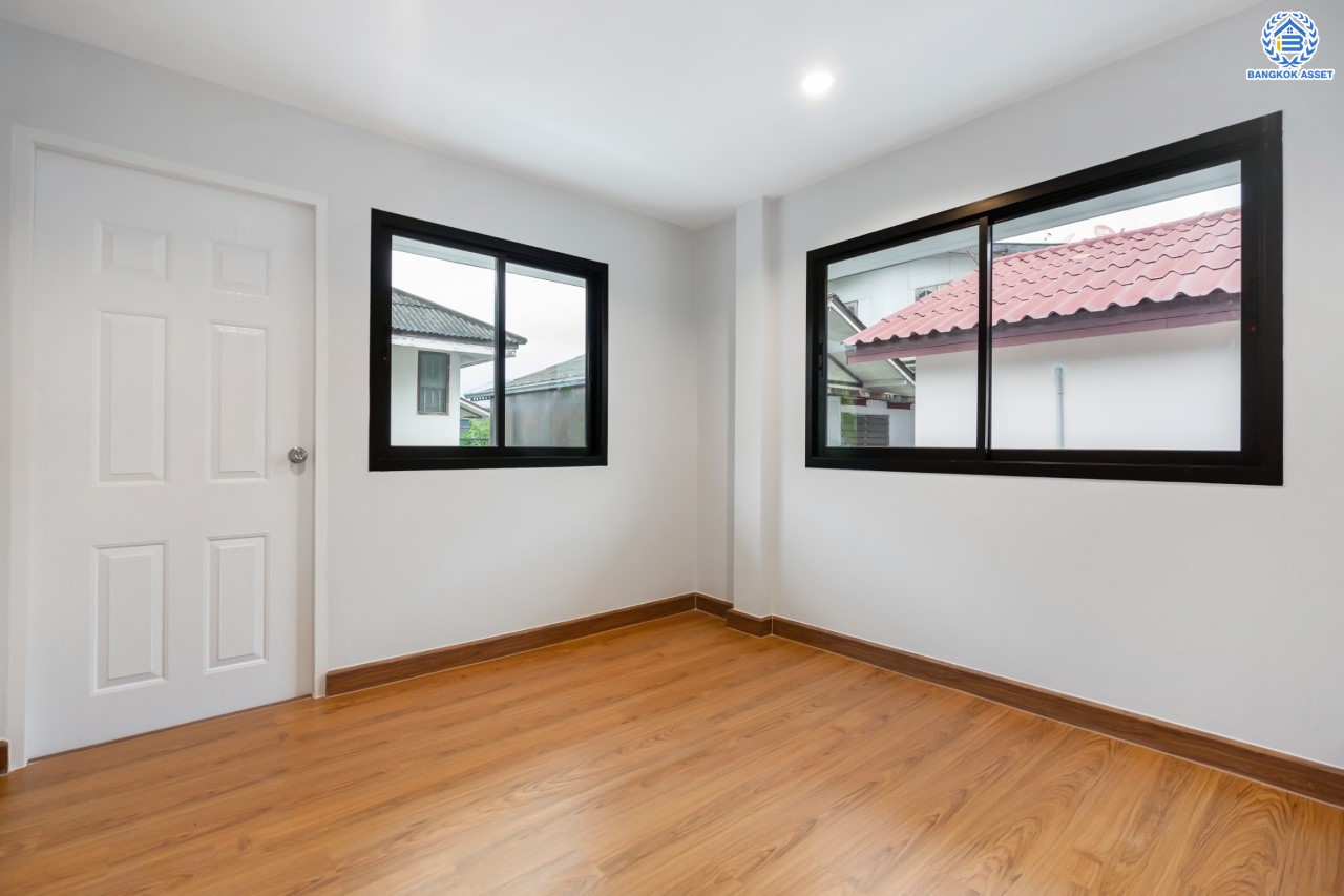 บ้านมือสองตกแต่งใหม่ ม.ปั้นทอง3 ลาดปลาเค้า76 เนื้อที่ 41.3 ตร.ว. ฟังก์ชัน 3 ห้องนอน 2 ห้องน้ำ 1 ห้องอเนกประสงค์ จอดรถได้ 2 คัน สภาพแวดล้อมเยี่ยม เชื่อมต่อ ถ.ประเสริฐมนูกิจ, ถ.เกษตร-นวมินทร์ ใกล้ ม.เกษตร, รถไฟฟ้าสายสีเขียว "สถานีเสนานิคม" และทางด่วน "ฉลองรัช"